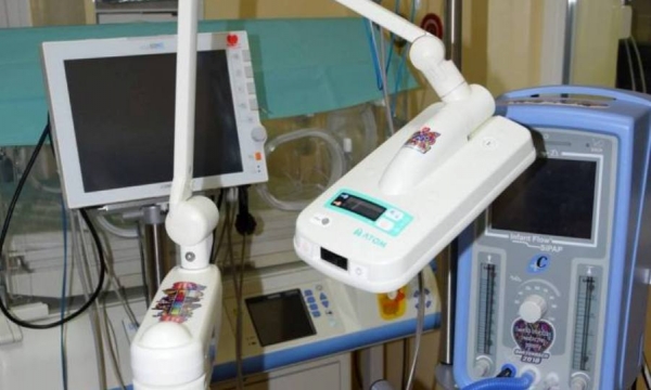 Jedno z urządzeń - dar&oacute;w WOŚP dla leskiego szpitala.