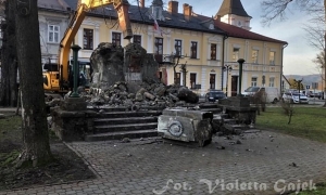 Koniec Pomnika Wdzięczności. Sierp i młot pod gruzami