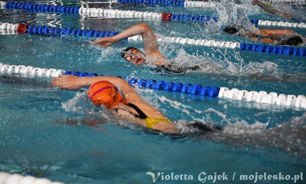 Młodzi pływacy rywalizowali w leskim Aquariusie. Udane zawody Podkarpackiej Ligi Pływackiej