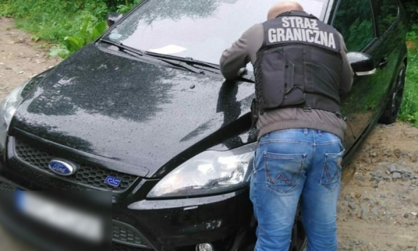 Odkryto "dziuple" z podejrzanymi częściami i kradzionymi samochodami