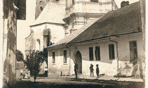 Lesko - najbardziej znana uliczka miasta. Poczt&oacute;wka  z 1905 roku, ze zbior&oacute;w Polona.