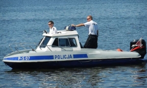 Policjanci uratowali żeglarzy z tonącej łodzi