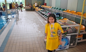 Młodzi pływacy z Aquariusa dziękują Herosom!