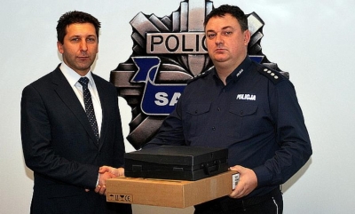 Burmistrz Zag&oacute;rza przekazał sprzęt sanockiej Policji. Dobry przykład do naśladowania