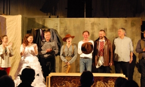 Wyjątkowy spektakl w wyjątkowym miejscu - teatr w leskiej synagodze...