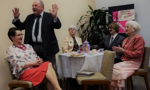 Szkoda czasu na smutki...  Udany wiecz&oacute;r poetycko-teatralny w leskiej bibliotece