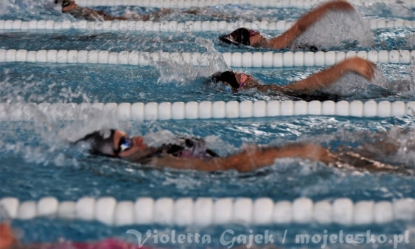 Młodzież zachwyciła formą i zaangażowaniem. I Międzynarodowe Mistrzostwa Leska w Pływaniu już za nami
