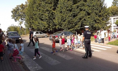 Policjanci z wizytą u najmłodszych - akcja "Bezpieczna droga do szkoły"