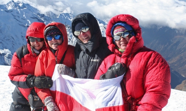 Pośrodku morza g&oacute;r cztery kobiety z biało czerwoną flagą. Warto było przebyć długą drogę z Polski, z Bieszczad by tam być i to w tak szczeg&oacute;lnym dla każdego Polaka dniu &ndash; twierdzi Myślińska.