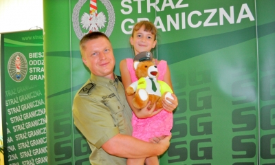Bohater z uratowaną dziewczynką. 