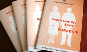 Poradnik &bdquo;Bezpieczne Życie Senior&oacute;w&rdquo; trafi do os&oacute;b starszych